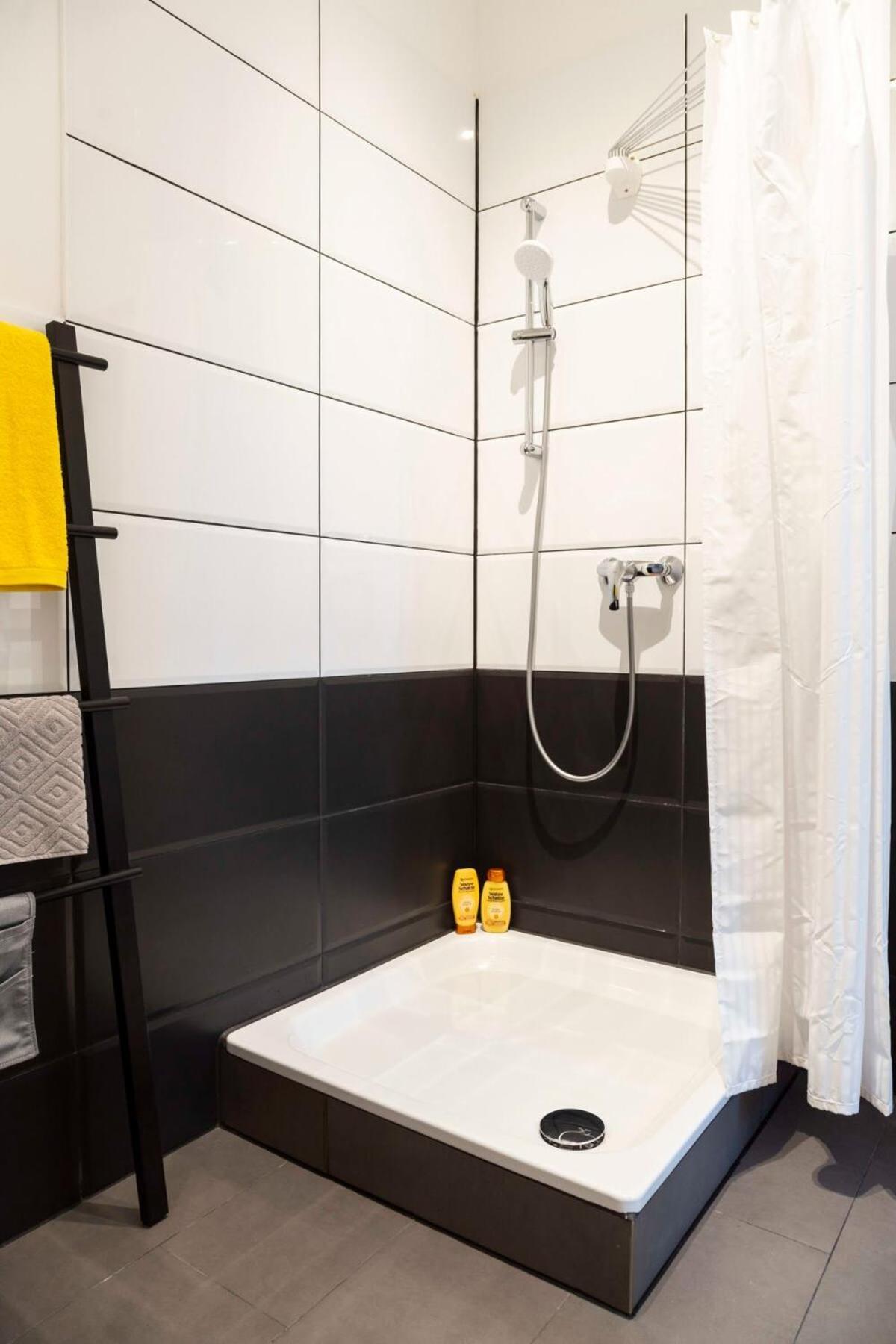 Spacious Family Apartment At Mauerpark Plus Selfcheckin Berlino Esterno foto
